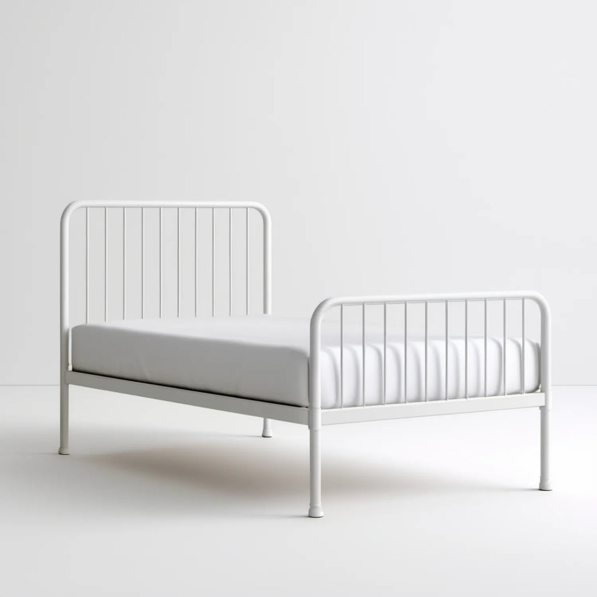 Białe metalowe łóżko z pionowymi szczebelkami 140 x 200 cm